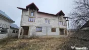 Casă / Vilă cu 12 camere, teren intravilan de 2869mp î...