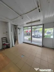 Spatiu open space, stradal, cu geam de servire, dublu acces 