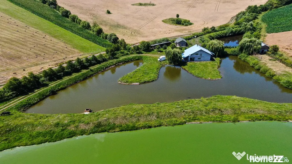 Proprietate spectaculoasă de 31.500 mp, cu iazuri și case locuibile