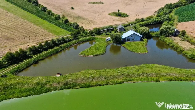 Proprietate spectaculoasă de 31.500 mp, cu iazuri și case locuibile