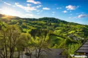 Un colt de liniste la poalele Tampei, Schei - Casuta singur 