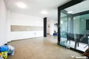 Apartament cu 3 camere 2 bai si terasa etaj 2 zona Calea Dum