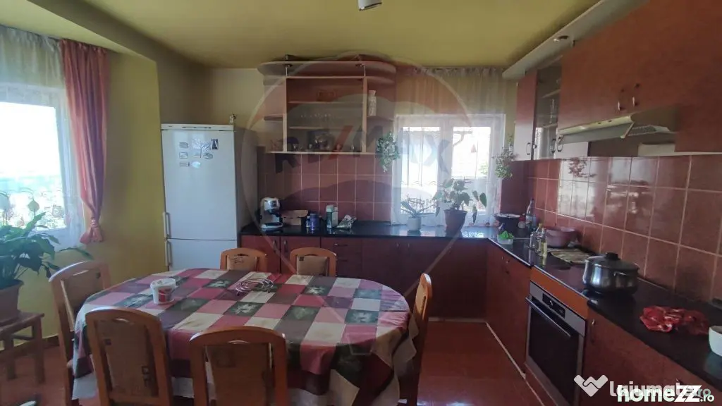 Casă cu 6 camere de vânzare, teren generos, Osorhei