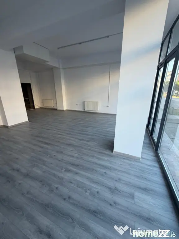Spatiu comercial, 80 mp, zona centrala din Filiasi cu deschi