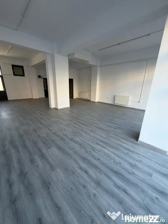 Spatiu comercial, 80 mp, zona centrala din Filiasi cu deschi