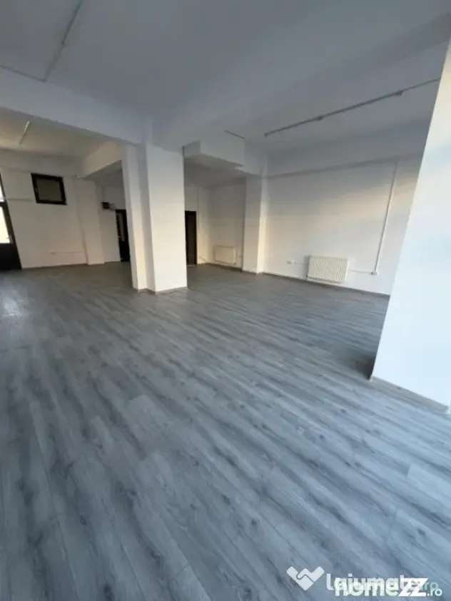 Spatiu comercial, 80 mp, zona centrala din Filiasi cu deschi