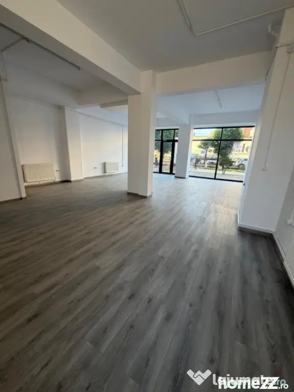 Spatiu comercial, 80 mp, zona centrala din Filiasi cu deschi