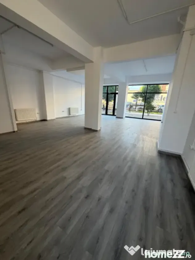 Spatiu comercial, 80 mp, zona centrala din Filiasi cu deschi