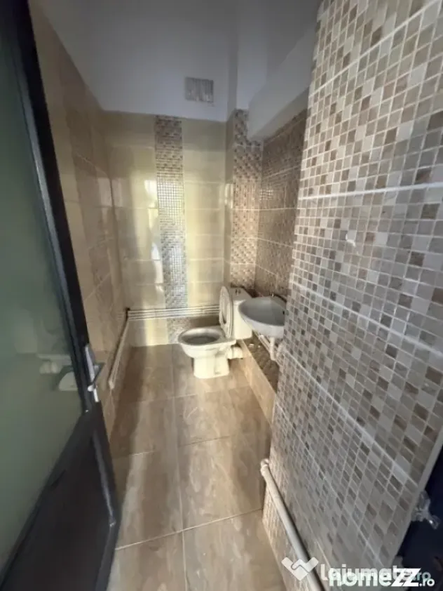 Spatiu comercial, 80 mp, zona centrala din Filiasi cu deschi