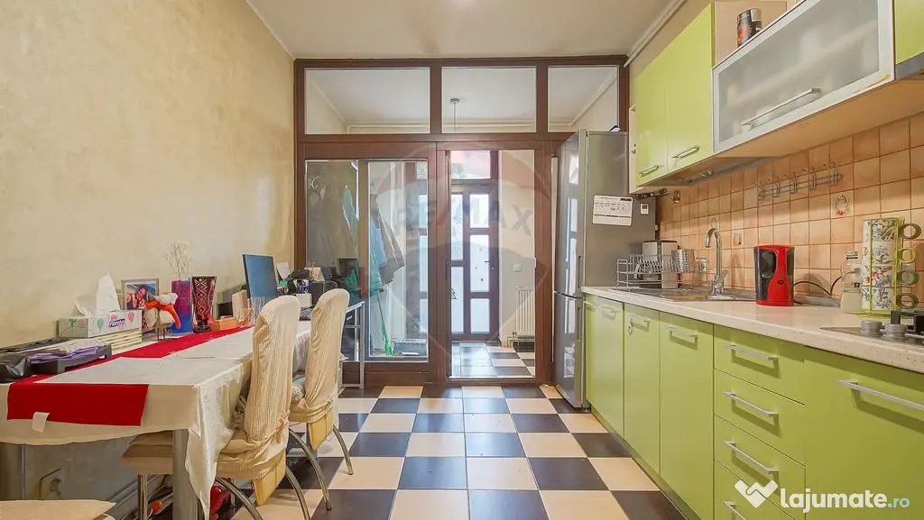 3 camere tip casă, parcare proprie, pod și magazie, Str...