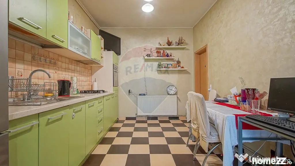 3 camere tip casă, parcare proprie, pod și magazie, Str...