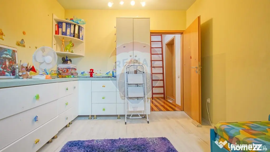 3 camere tip casă, parcare proprie, pod și magazie, Str...