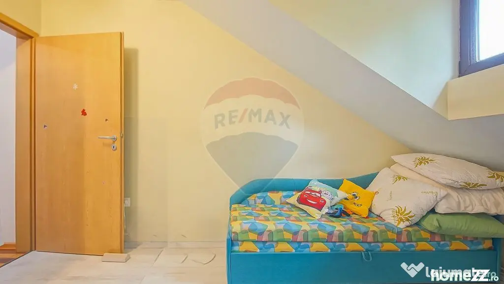 3 camere tip casă, parcare proprie, pod și magazie, Str...