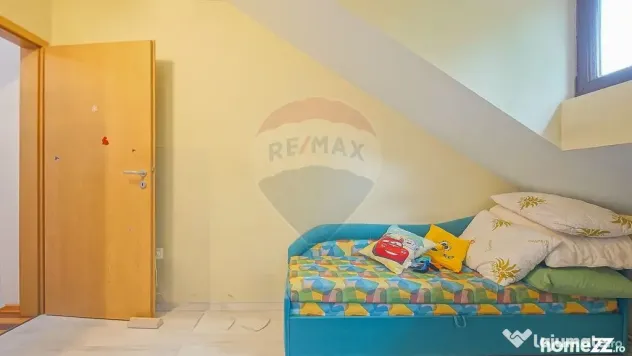 3 camere tip casă, parcare proprie, pod și magazie, Str...