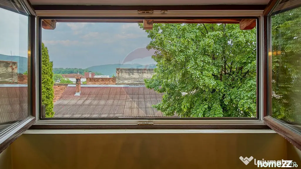 3 camere tip casă, parcare proprie, pod și magazie, Str...