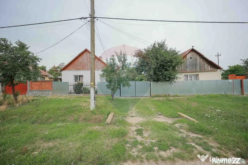De vânzare casă cu 3 camere și teren 3205 mp în Sânn...