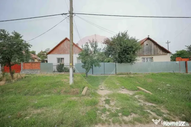 De vânzare casă cu 3 camere și teren 3205 mp în Sânn...