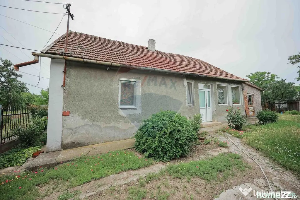 De vânzare casă cu 3 camere și teren 3205 mp în Sânn...