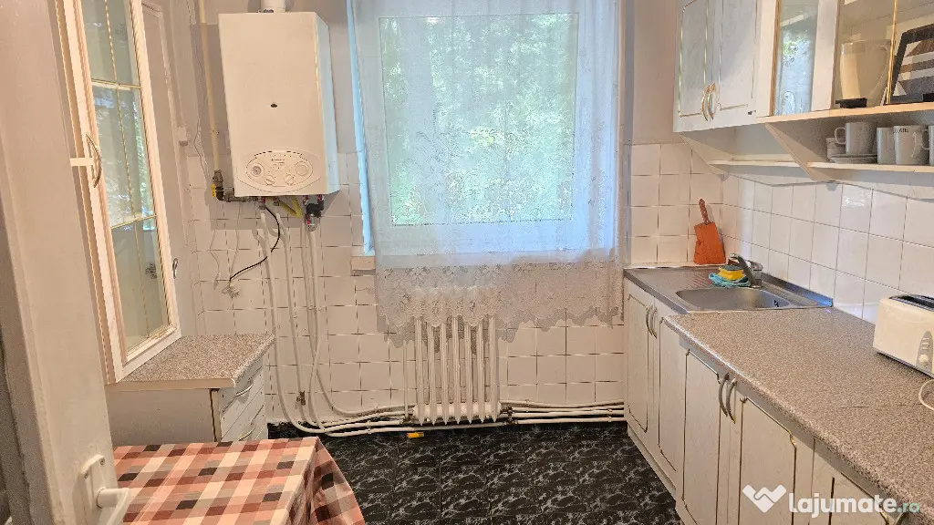 Vand apartament cu 3 camere decomandat Deva, zona George Enescu etaj 1