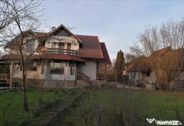 Casă individuală cu 6 camere, mansardă, garaj și curte p