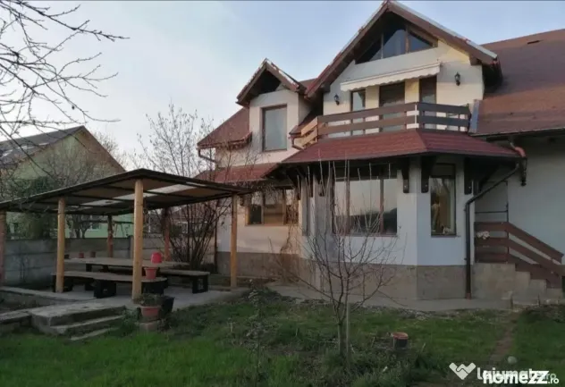 Casă individuală cu 6 camere, mansardă, garaj și curte p