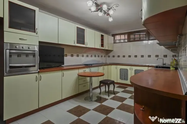 Casă / Vilă cu 6 camere de închiriat în zona Nord