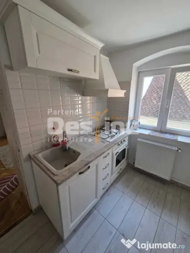 Apartament 2 camere, et. 1, proaspăt renovat, Piața Sfatul