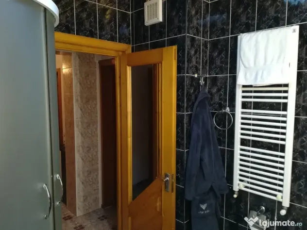 Vand in Onesti Primăria Veche Apartament 3 camere DEOSEBIT,utilat