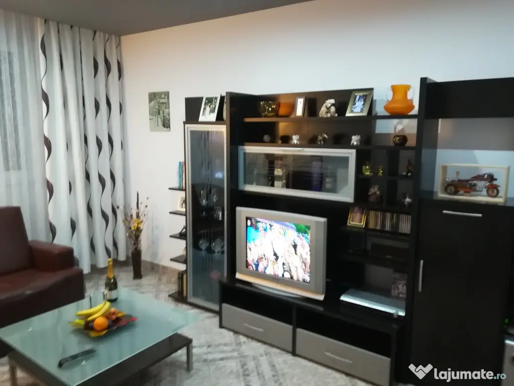 Vand in Onesti Primăria Veche Apartament 3 camere DEOSEBIT,utilat