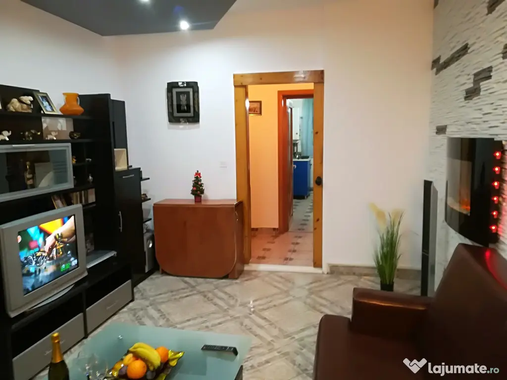 Vand in Onesti Primăria Veche Apartament 3 camere DEOSEBIT,utilat