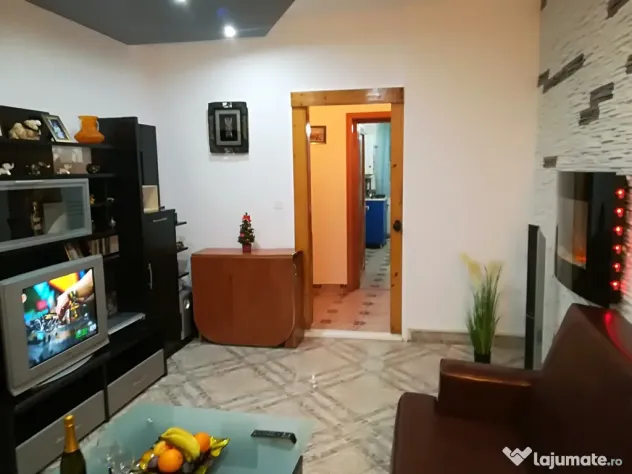 Vand in Onesti Primăria Veche Apartament 3 camere DEOSEBIT,utilat