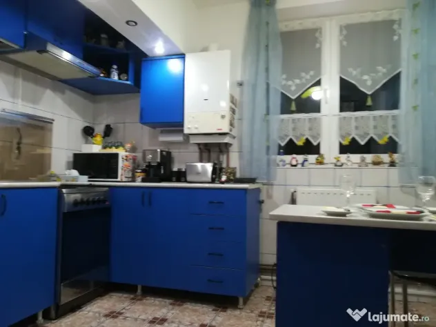 Vand in Onesti Primăria Veche Apartament 3 camere DEOSEBIT,utilat