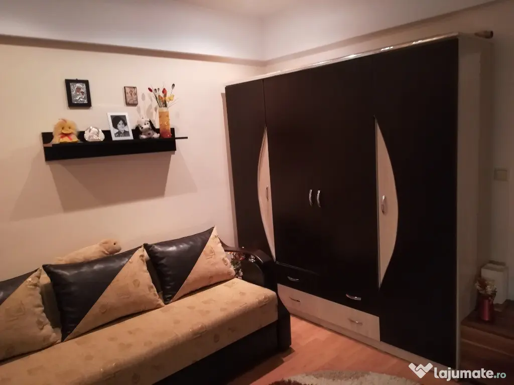 Vand in Onesti Primăria Veche Apartament 3 camere DEOSEBIT,utilat