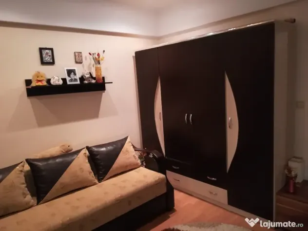 Vand in Onesti Primăria Veche Apartament 3 camere DEOSEBIT,utilat