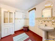 Apartament in casa cu intrare separata si curte proprie, Bai