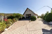 Casa visurilor cu 4000 mp livada roditoare si gradina Darman 