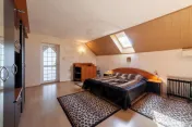 Casa visurilor cu 4000 mp livada roditoare si gradina Darman 