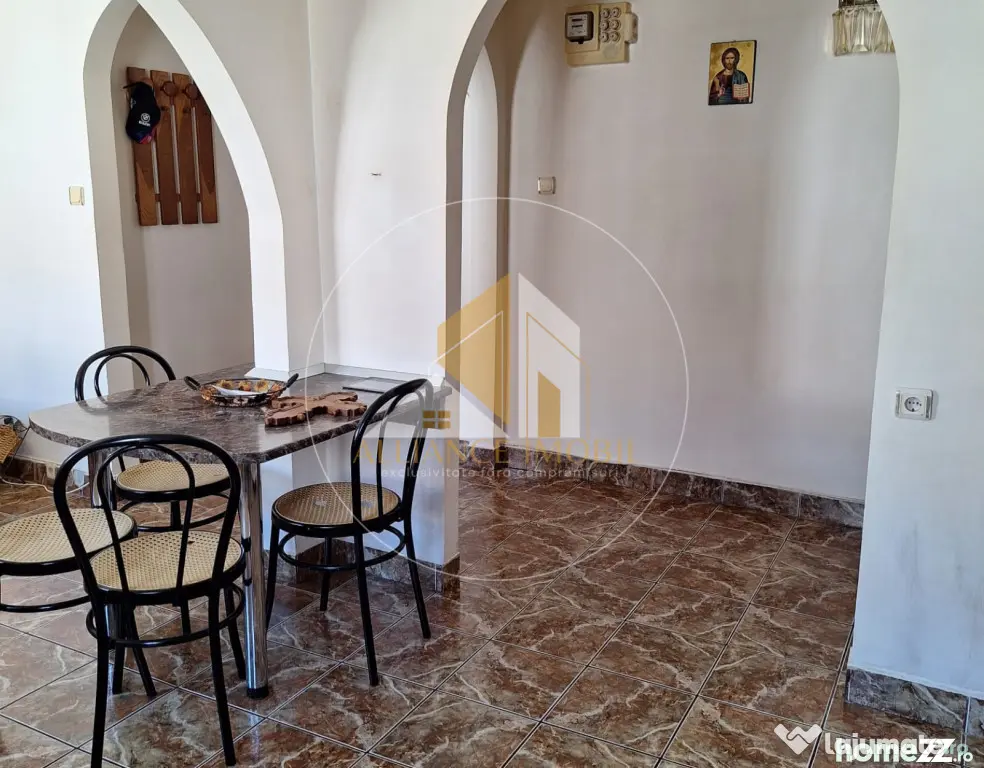 APARTAMENT 3 CAMERE DE VANZARE , DECOMANDAT , ZONA CENTRALA