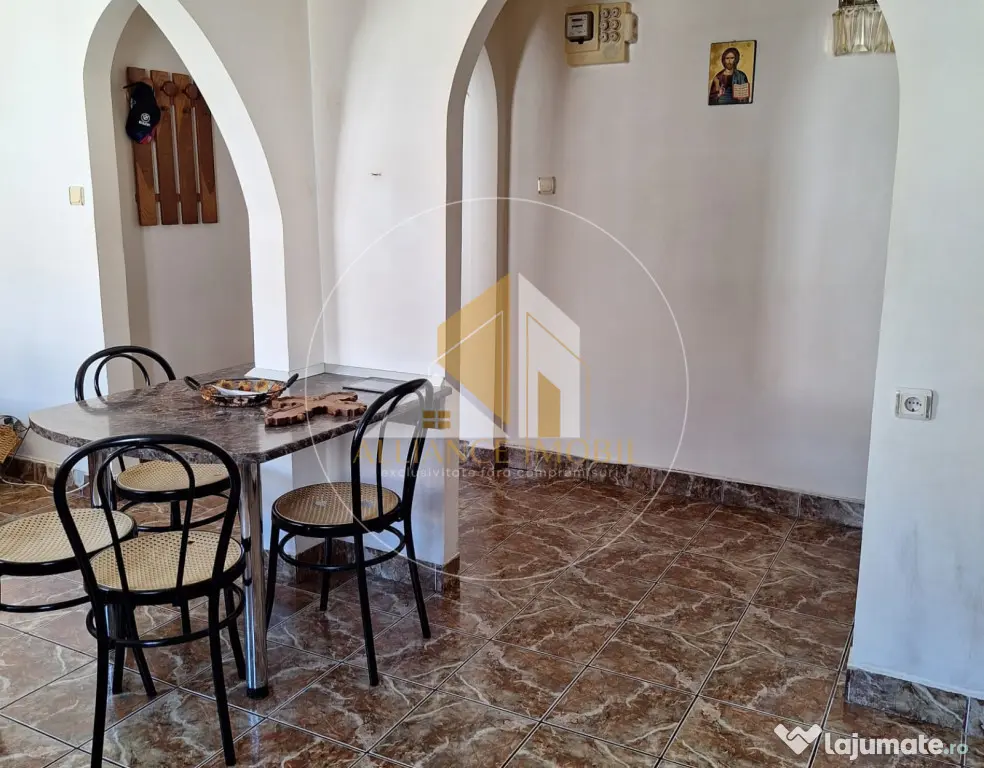 APARTAMENT 3 CAMERE DE VANZARE , DECOMANDAT , ZONA CENTRALA