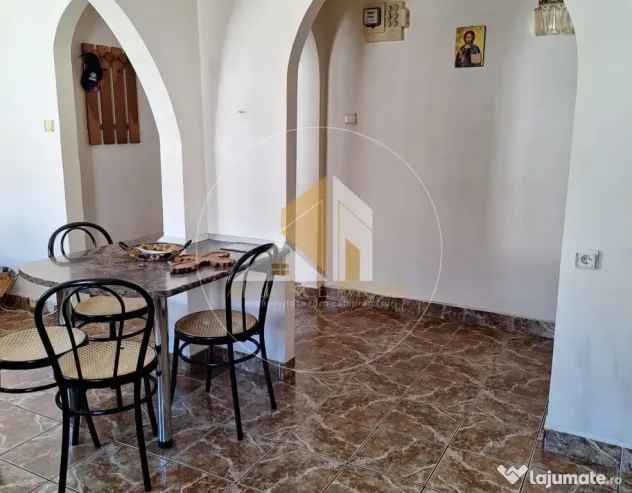 APARTAMENT 3 CAMERE DE VANZARE , DECOMANDAT , ZONA CENTRALA