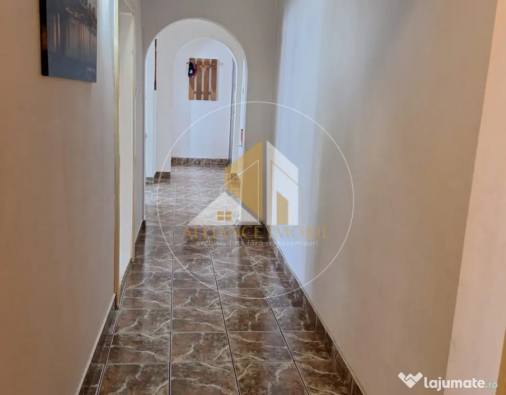 APARTAMENT 3 CAMERE DE VANZARE , DECOMANDAT , ZONA CENTRALA