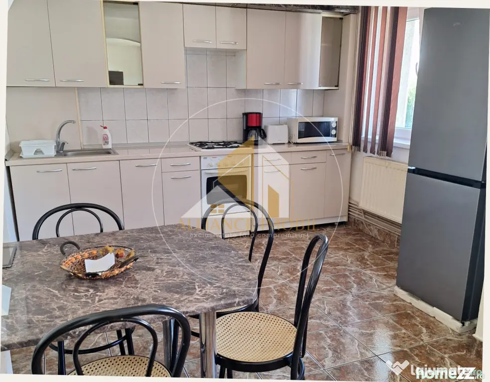 APARTAMENT 3 CAMERE DE VANZARE , DECOMANDAT , ZONA CENTRALA