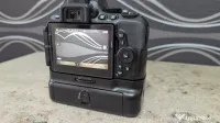 Nikon D5600 Body (Doar 7006 cadre) + Grip Meike + 6 Acumulatori + Accesorii