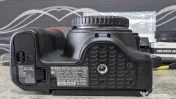 Nikon D5600 Body (Doar 7006 cadre) + Grip Meike + 6 Acumulatori + Accesorii