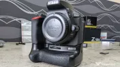 Nikon D5600 Body (Doar 7006 cadre) + Grip Meike + 6 Acumulatori + Accesorii