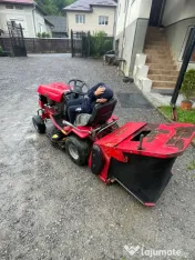 Tractoraș de tuns iarba 