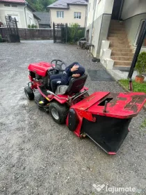 Tractoraș de tuns iarba