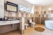 Casa cu 10 camere de vanzare pe str. Corneliu Coposu