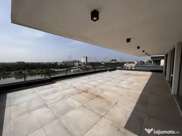 Penthouse spectaculos cu vedere spre lac
