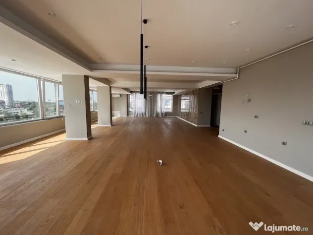Penthouse spectaculos cu vedere spre lac